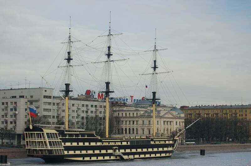 Полуторакилометровый фрегат «Паллада» у Невского проспекта, 2006