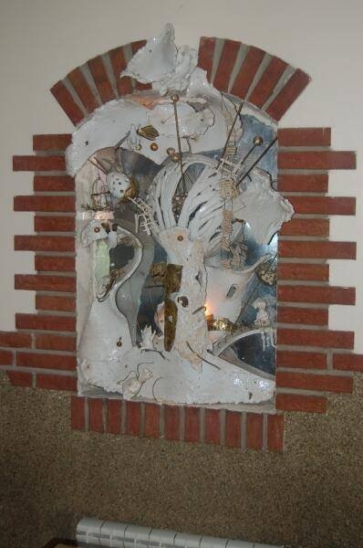 Кирпичная ниша с фрагментом скульптуры в Петербурге, 2006