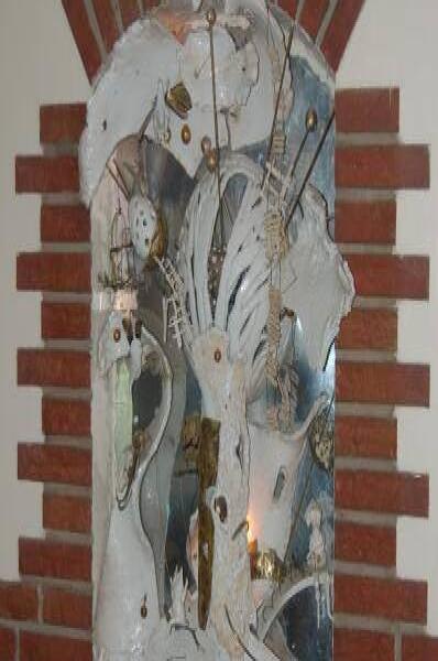 Кирпичная ниша с фрагментом скульптуры в Петербурге, 2006