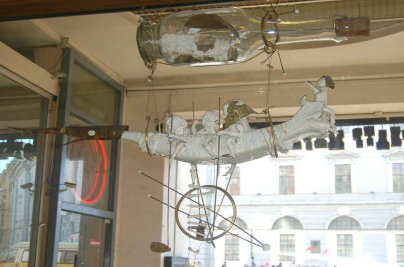 Санкт-Петербург, 2006: витрина лавки с бутылкой-сокровищницей и керамической лодкой