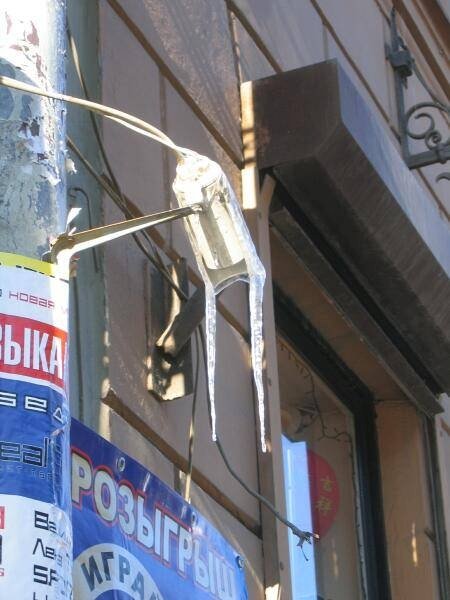 Санкт-Петербург, 2006: ледяной фонарь на углу улицы с облупившимися плакатами