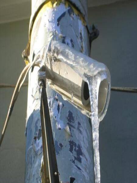 Санкт-Петербург, 2006: ледяной кронштейн на трубоопоре у Пискаревского проспекта