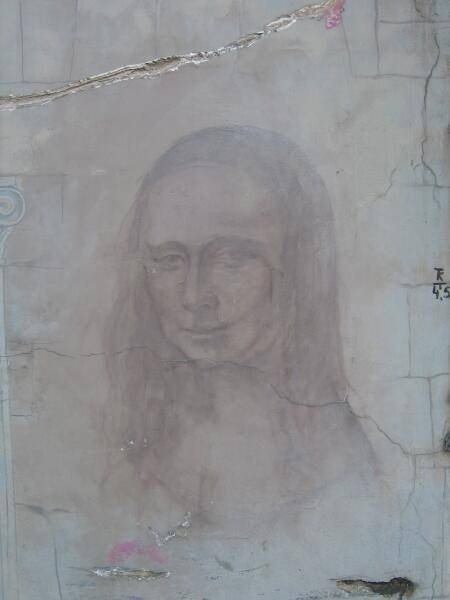 Санкт-Петербург, 2006: рисунок Мона Лизы на потрескавшейся стене