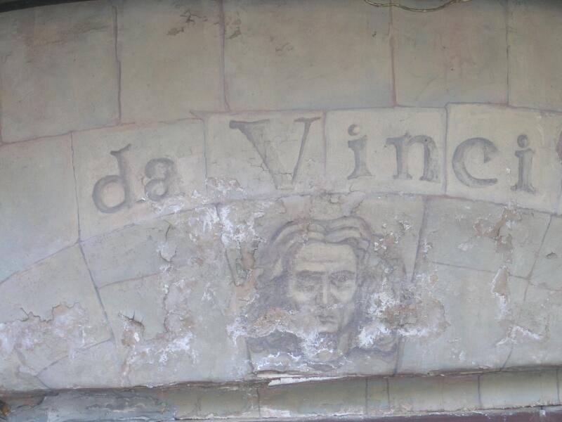 Санкт-Петербург, 2006: фрагмент стены с надписью «da Vinci» и рисунком лица