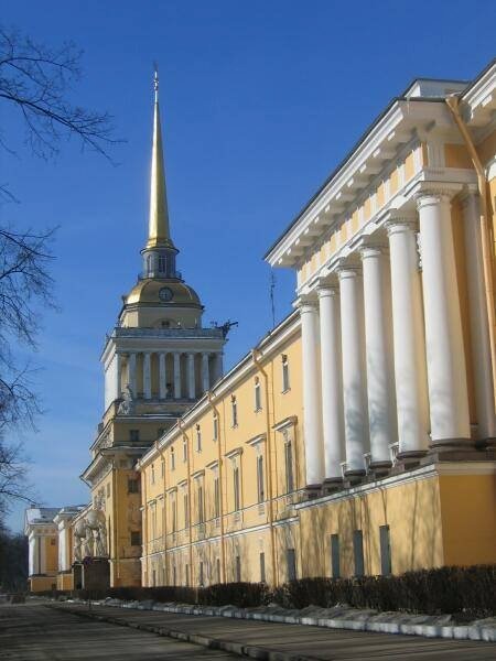 Петропавловская крепость, Санкт-Петербург, 2006: золотой шпиль и колонны в ясный день