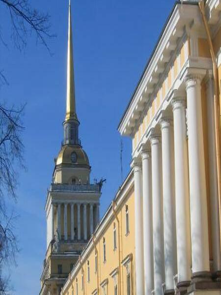 Петропавловская крепость, Санкт-Петербург, 2006: золотой шпиль и колонны в ясный день