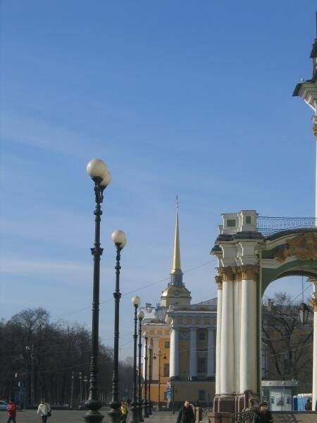 Питер, 2006: колонны и золотой шпиль у Дворцовой площади