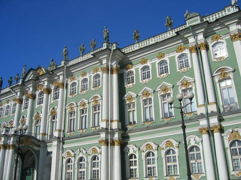 Зимний дворец в Санкт-Петербурге, 2006: зелёные стены, белые колонны и бронзовые скульптуры на крыше
