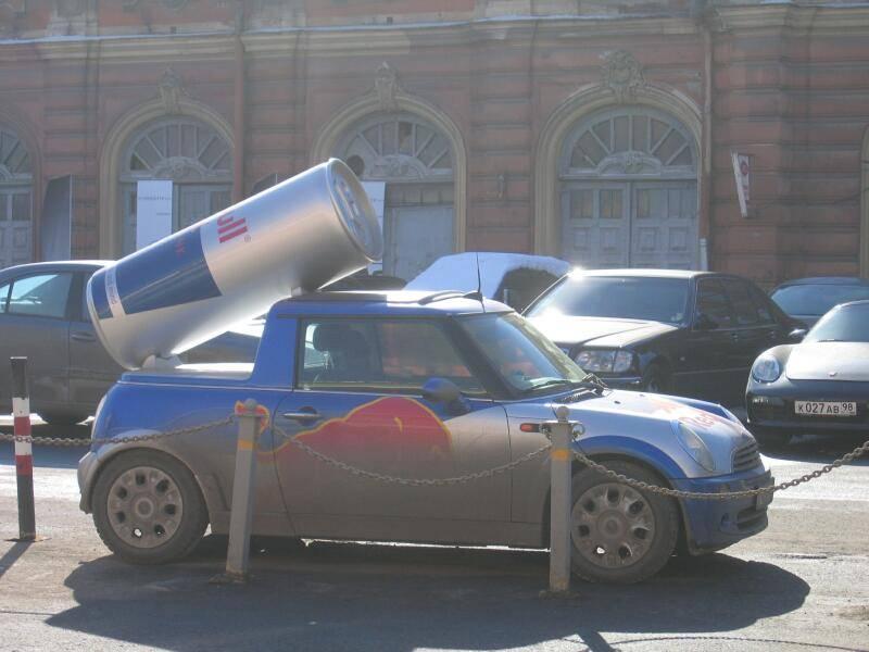Санкт-Петербург, 2006: Mini с гигантской банкой Red Bull на крыше у здания в стиле классицизма