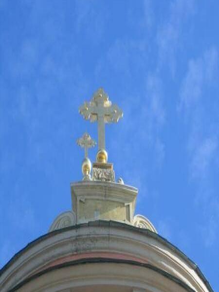 Купол церкви в Санкт-Петербурге, 2006: золотой крест над розово-кремовой архитектурой