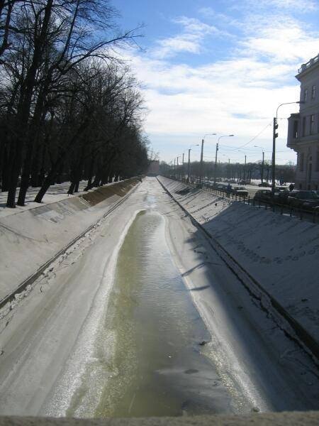 Невский проспект, 2006: канал между деревьями и зданиями