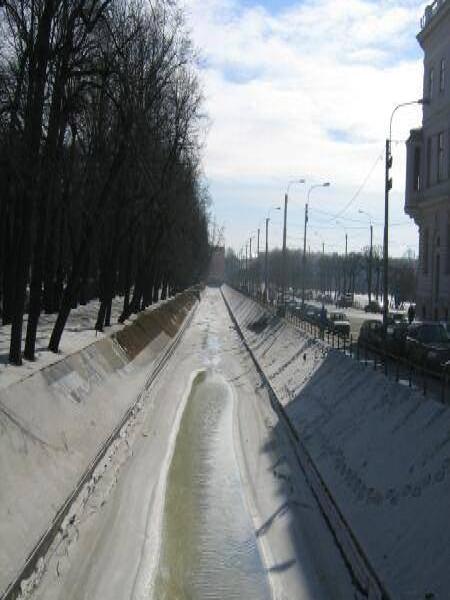 Невский проспект, 2006: канал между деревьями и зданиями