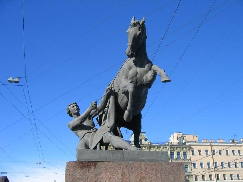 Памятник коню и всаднику на Дворцовой площади, 2006