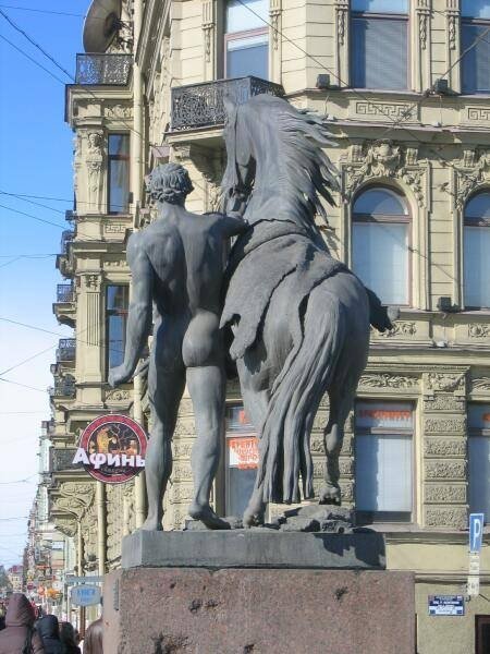 Памятник Гераклу и лошади на углу Невского и Миллионной, 2006