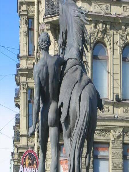 Памятник Гераклу и лошади на углу Невского и Миллионной, 2006