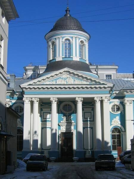 Санкт-Петербург, 2006: церковь с куполом и колоннадой в стиле классицизма