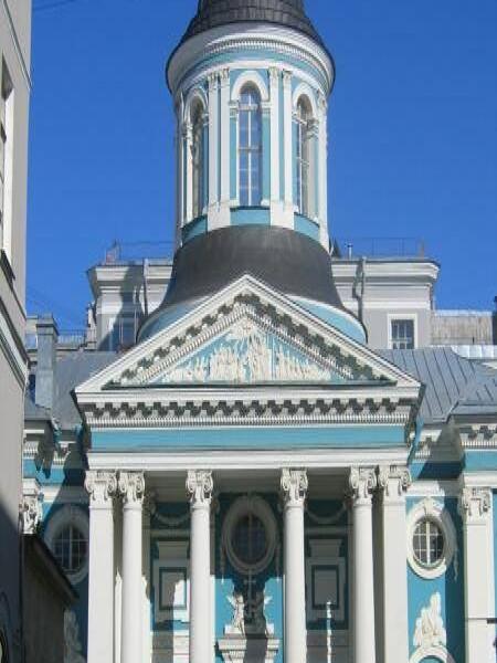 Санкт-Петербург, 2006: церковь с куполом и колоннадой в стиле классицизма