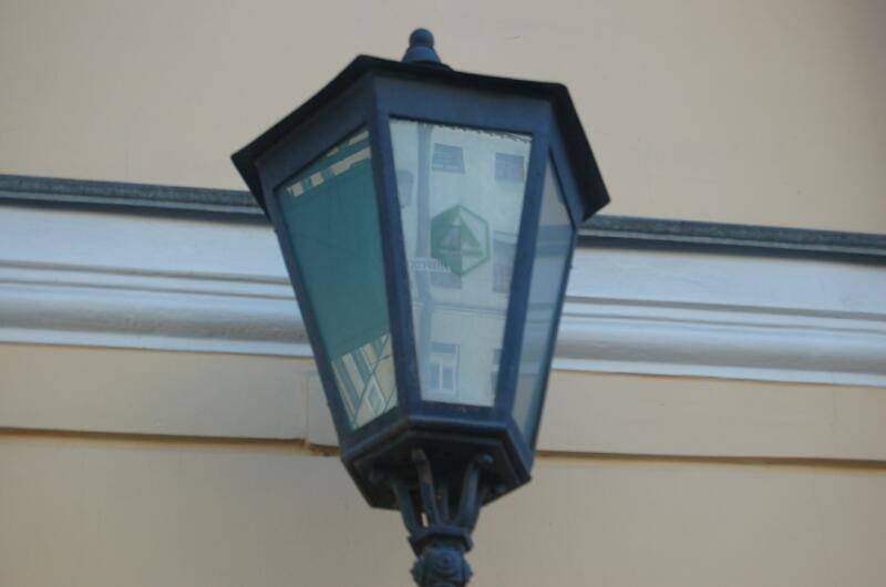 Фонарь у здания на Спб Flashlamps: шестиугольный корпус, стекло с отражением