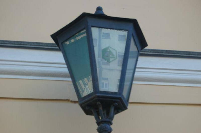 Фонарь у здания на Спб Flashlamps: шестиугольный корпус, стекло с отражением