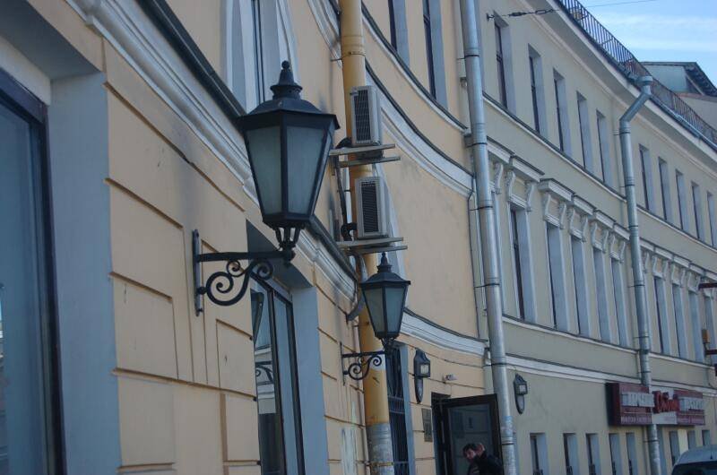 Улица с фонарями и кондиционерами в центре СПб