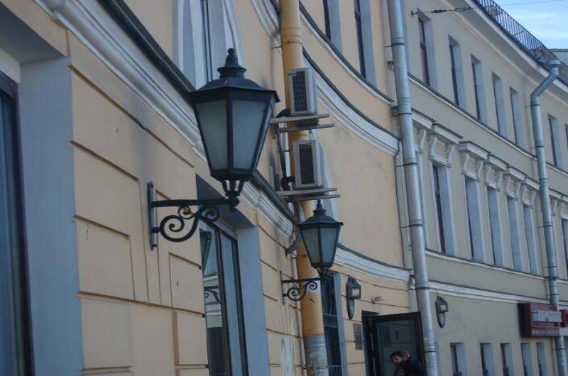Улица с фонарями и кондиционерами в центре СПб