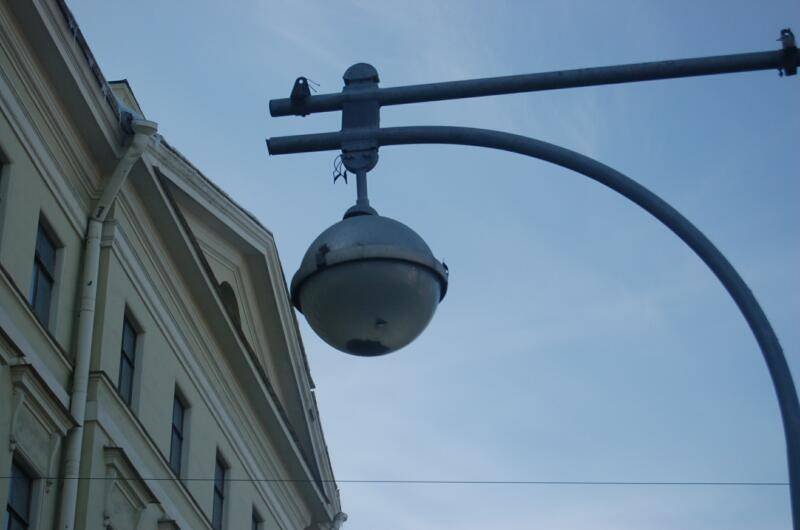 Сфера уличного фонаря над зданием в СПб, Spb Flashlamps