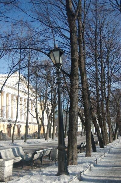 Санкт-Петербург, Сады и улицы зимой: фонарь и колонны академии