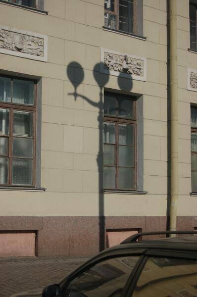 Spb Flashlamps: тень фонарного столба на фасаде с рельефами