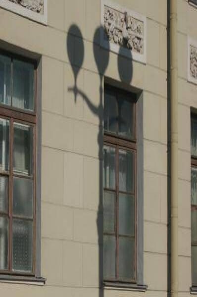 Spb Flashlamps: тень фонарного столба на фасаде с рельефами