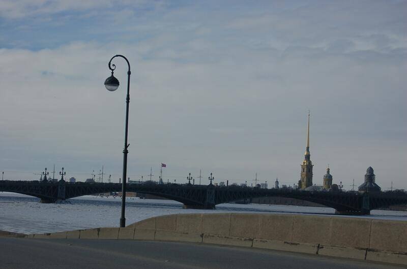 ПETERSBURG. Мост через Неву с золотым шпилем Адмиралтейства