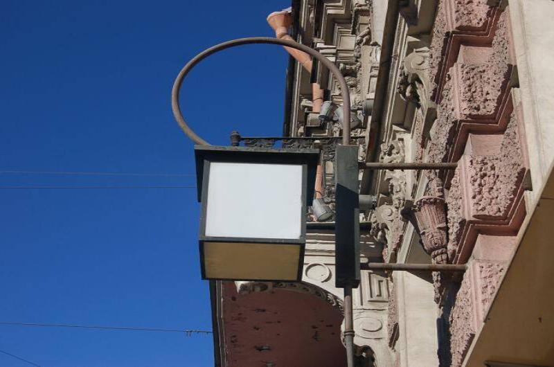 Фонарь у здания в стиле барокко на Спб Flashlamps