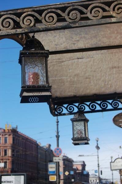 Лампы над улицей в Старой Ладоге: кованые арки и стеклянные фонари
