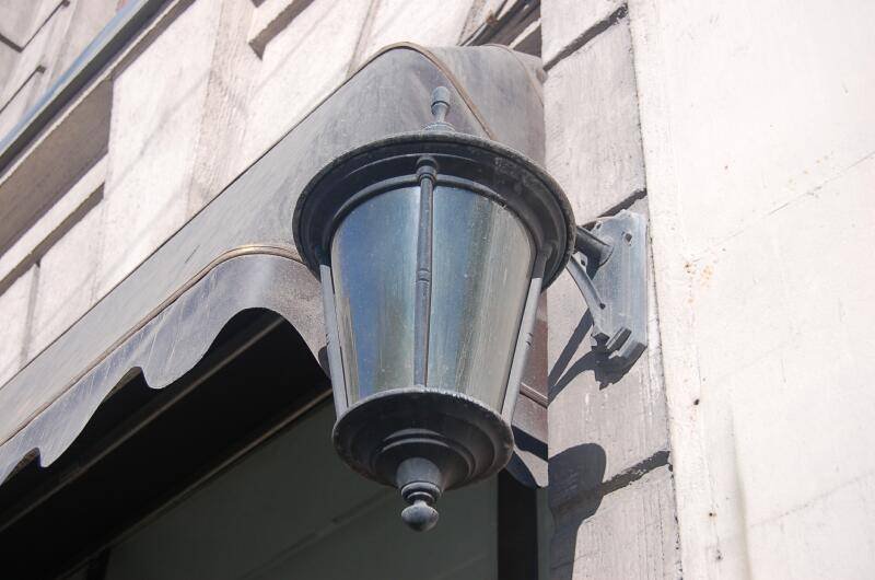 Фонарь у входа в здание на Спб Flashlamps: чугунный корпус, стеклянная колба
