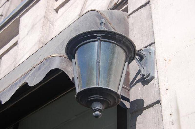 Фонарь у входа в здание на Спб Flashlamps: чугунный корпус, стеклянная колба