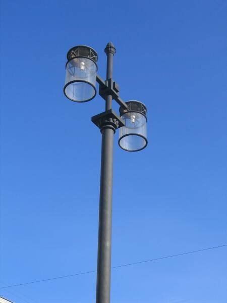 Светильник на улице Spb Flashlamps: два стеклянных колпака над чёрным столбом