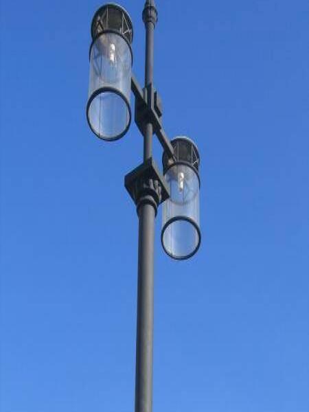 Светильник на улице Spb Flashlamps: два стеклянных колпака над чёрным столбом