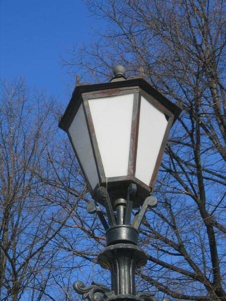 Светильник на Спб Flashlamps: шестигранная бронзовая лампа с белыми стеклами