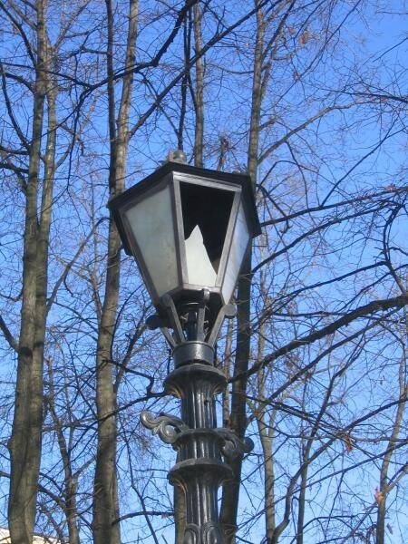 Уличный фонарь на Спб Flashlamps: трещина в стекле и орнамент на постаменте