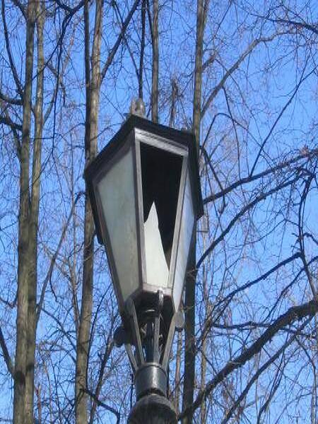 Уличный фонарь на Спб Flashlamps: трещина в стекле и орнамент на постаменте