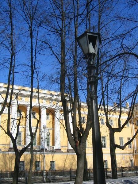 Санкт-Петербург, улица Садовая, 19-й квартал: желтый дом с колоннами и старинный фонарь