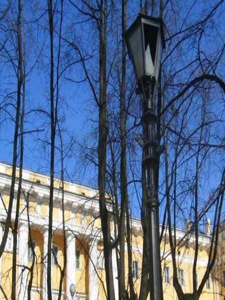 Санкт-Петербург, улица Садовая, 19-й квартал: желтый дом с колоннами и старинный фонарь