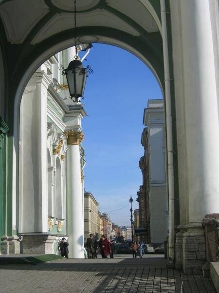 Арка с фонарём у здания в стиле барокко на Спб Flashlamps