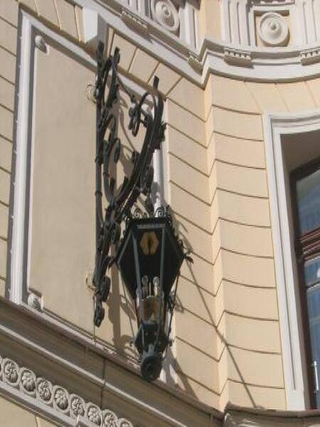 Фонарь на фасаде здания в СПб: кованая работа и лепнина