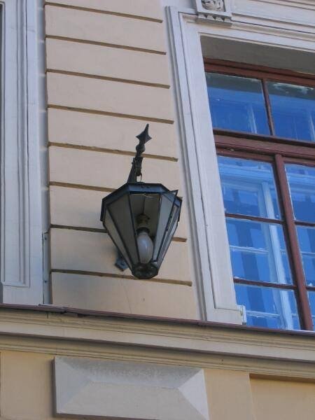 Фонарь на фасаде здания в Spb Flashlamps: чугунный подвес с островерхой звездой