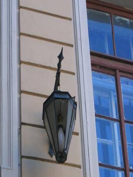 Фонарь на фасаде здания в Spb Flashlamps: чугунный подвес с островерхой звездой