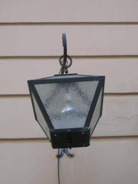Светильник у стены дома в Spb Flashlamps: черный фонарь с матовым стеклом