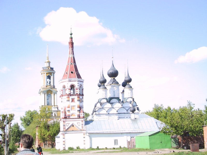 Суздаль, май 2002: колокольня с красно-белой шатровой крышей и церковь с чёрными куполами