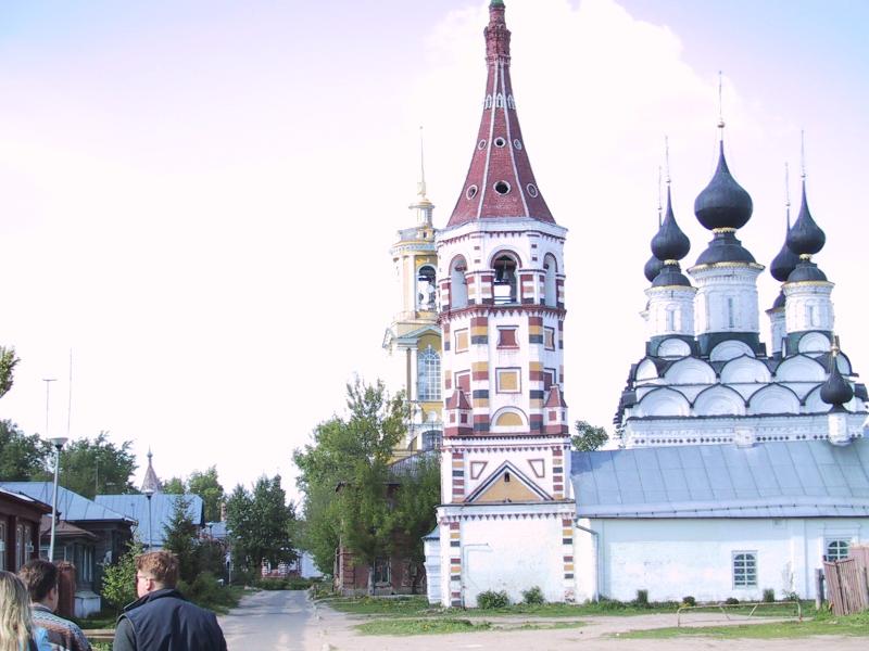 Суздаль, май 2002: колокольня с красно-белой росписью и церковь с чёрными куполами