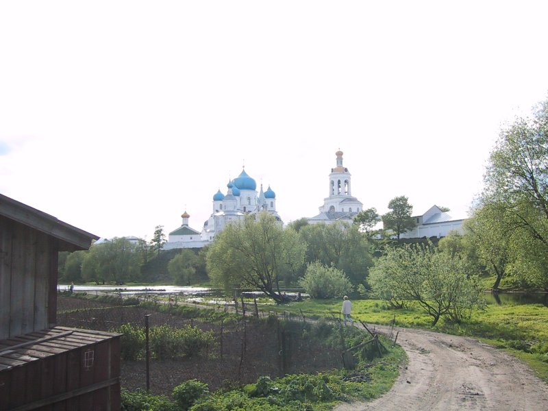 Суздаль, май 2002: белокаменные храмы над рекой и пыльная дорога к ним