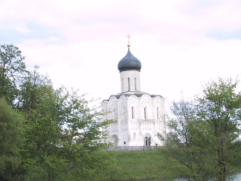 Суздаль, май 2002: белокаменная церковь с чёрным куполом на холме